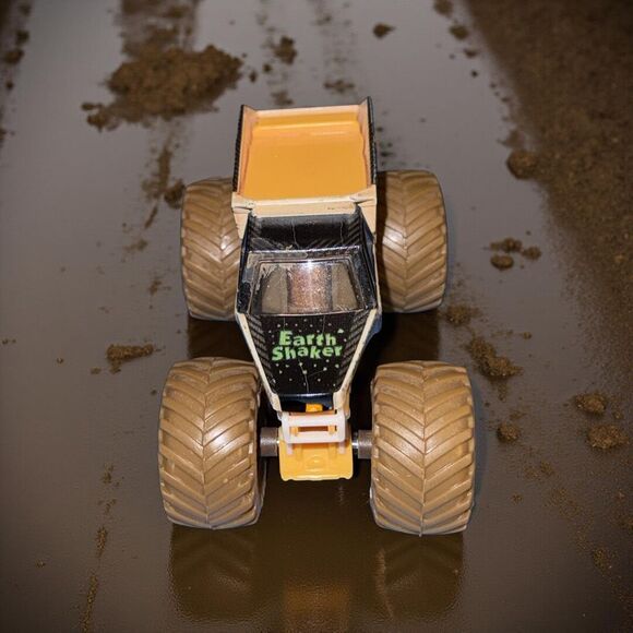 Spin Master Monster Jam Official Earth Shaker Monster Truck Series 4 1:64 A28 - Picture 1 of 8
